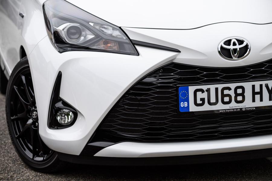 Детали экстерьера Toyota Yaris Hybrid GR Sport 2019 года  (UK) (фото 29 из 40)